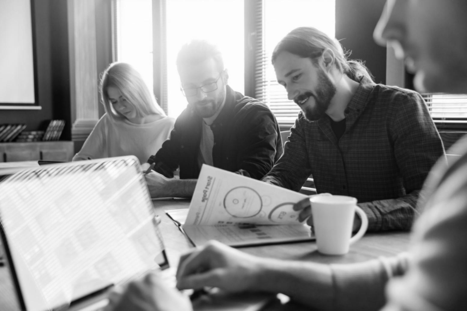 StockAI Proチームによるデータ分析作業の様子